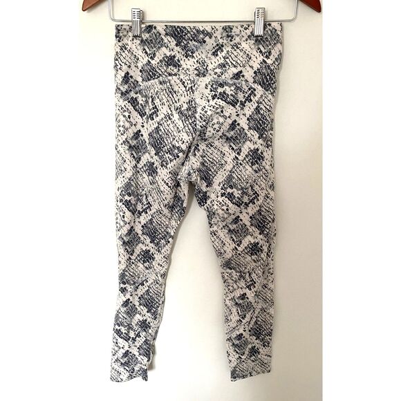 Title Pink Victoria's Secret Snake Print Cream Gray Ankle Leggings Stretchy Sz M - Picture 3 of 7